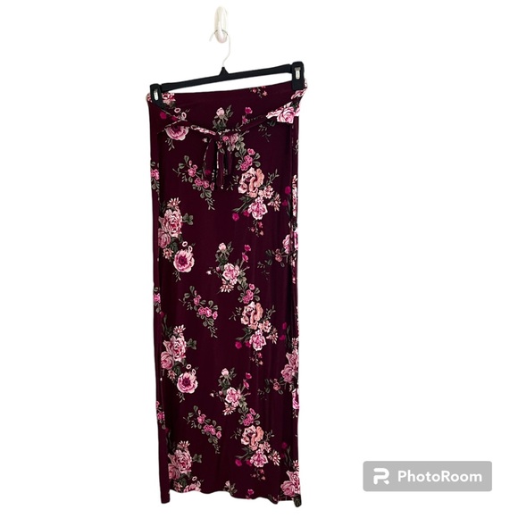 ◻️RUE 21: Women’s size M, maroon w/floral pattern maxi skirt, w/slits & tie◻️ - Picture 1 of 8
